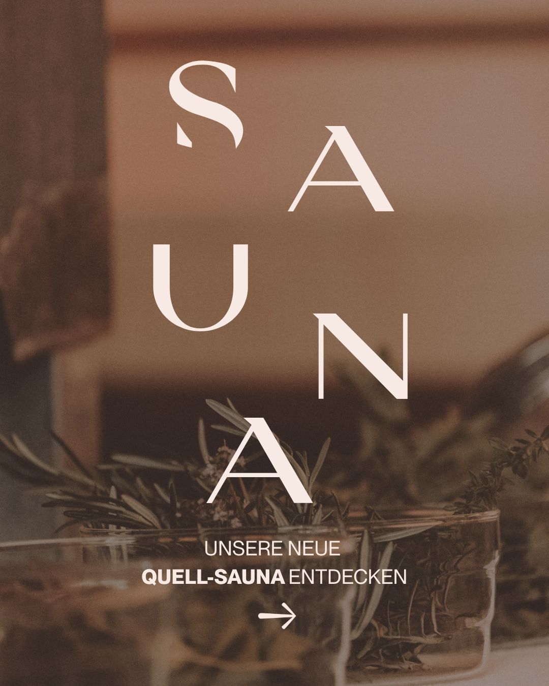 Eine Werbung für eine neue Sauna, mit einem Glasgefäß mit Kräutern und dem Text 'Unsere neue Quell-Sauna entdecken' in Weiß auf einem braunen Hintergrund.