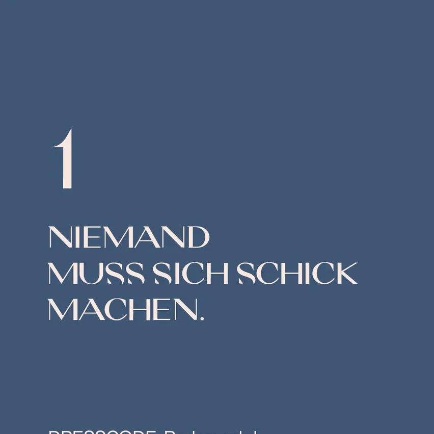 Ein blauer Hintergrund mit weißem Text, der 'Niemand muss sich schick machen.' und 'Dresscode: Bademantel.' lautet.