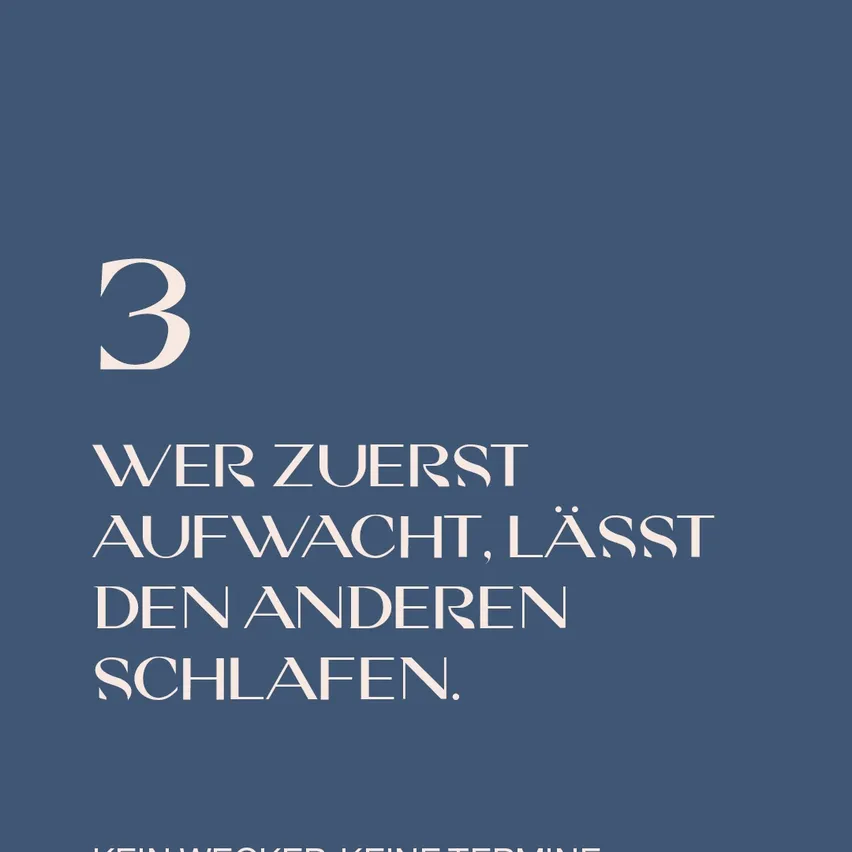 Ein blauer Hintergrund mit weißem Text, der '3', 'Wer zuerst aufwacht, lässt den anderen schlafen.', 'Kein Wecker. Keine Termine.' liest.