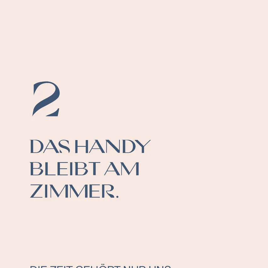 Ein beigefarbener Hintergrund mit blauem Text. Die Zahl '2' steht oben, gefolgt von der Phrase 'DAS HANDY BLEIBT AM ZIMMER'. Darunter steht die Phrase 'DIE ZEIT GEHÖRT NUR UNS'.