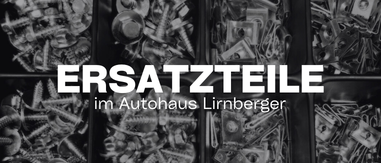 Eine Sammlung verschiedener Schrauben und Hardware-Teile, die in organisierten Fächern angeordnet sind, mit dem Text 'ERSATZTEIILE im Autohaus Linberger' prominent angezeigt.