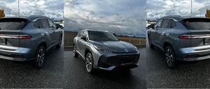 Drei Bilder zeigen einen modernen grauen SUV von hinten, von vorne und wieder von hinten. Das Fahrzeug zeichnet sich durch schlanke Linien, einen Spoiler und LED-Rückleuchten aus. Die Umgebung besteht aus einem bewölkten Himmel, einem Zaun und anderen Fahrzeugen.