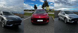 Drei Autos sind zu sehen: ein graues, ein rotes und ein silbernes. Die graue und die silberne Limousine zeigen die Front, das rote Auto die Seite.