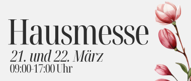 Ein Plakat für die Hausmesse-Veranstaltung. Sie ist für den 21. und 22. März von 9:00 bis 17:00 Uhr geplant. Auf der rechten Seite befindet sich ein Blumendesign.