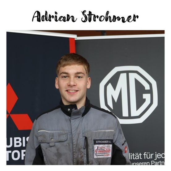 Ein junger Mann steht lächelnd vor einem Hintergrund mit Logos und Text, trägt eine graue Jacke mit MG und Strohmer Abzeichen.