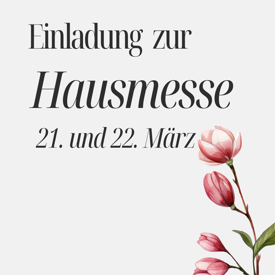 Ein weißer Plakat mit 'Einladung zur Hausmesse' in fetten schwarzen Buchstaben. Das Datum ist der 21. und 22. März. In der Ecke ist eine rosa Blume.