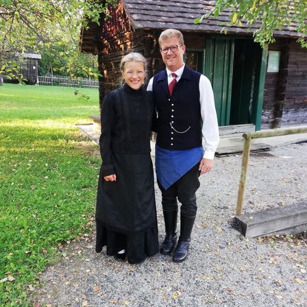 Bild enthält, Shelter, Photography, Portrait, Blazer, Coat, Jacket, Blouse, Pants, Grass, Dress