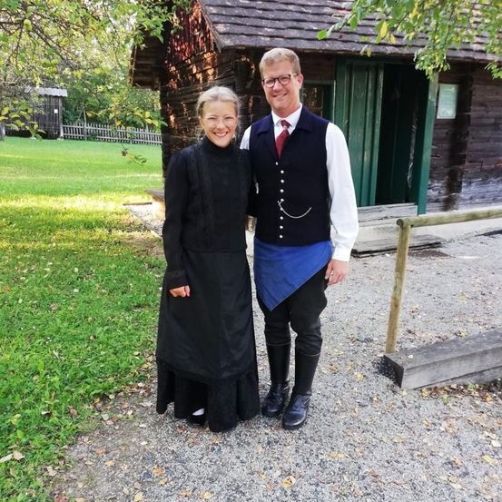 Bild enthält, Shelter, Photography, Portrait, Blazer, Coat, Jacket, Blouse, Pants, Grass, Dress