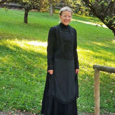 Bild enthält, Lady, Person, Standing, Adult, Female, Woman, Face, Portrait, Coat, Tree