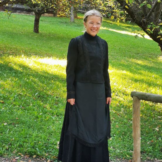 Bild enthält, Lady, Person, Standing, Adult, Female, Woman, Face, Portrait, Coat, Tree