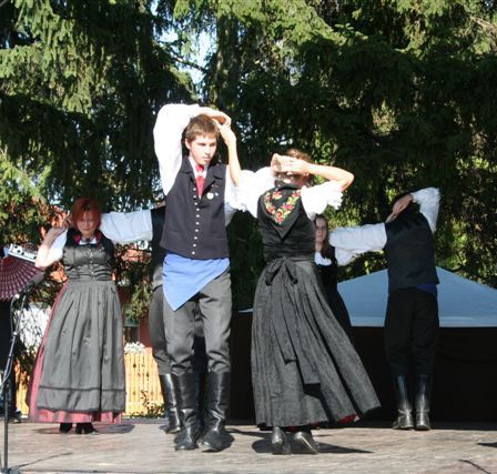 Bild enthält, People, Person, Adult, Male, Man, Costume, Female, Woman, Shoe, Dancing