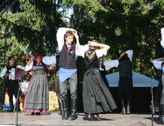 Bild enthält, People, Person, Adult, Male, Man, Costume, Female, Woman, Shoe, Dancing