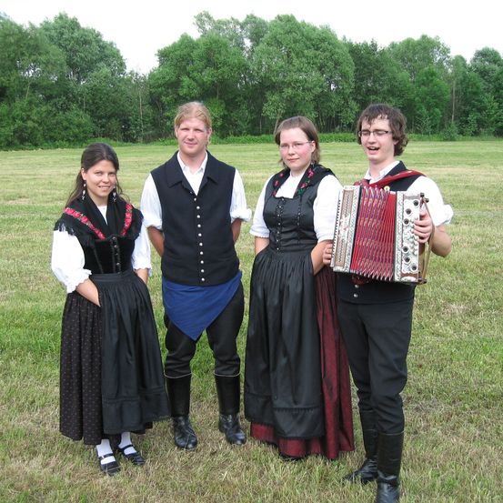 Bild enthält, People, Person, Vest, Skirt, Female, Girl, Teen, Adult, Male, Man