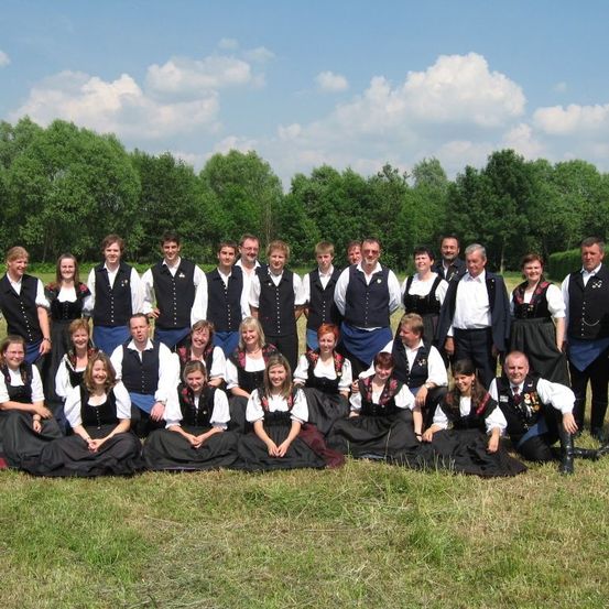 Bild enthält, People, Formal Wear, Suit, Grass, Park, Photography, Portrait, Blazer, Tuxedo, Tie
