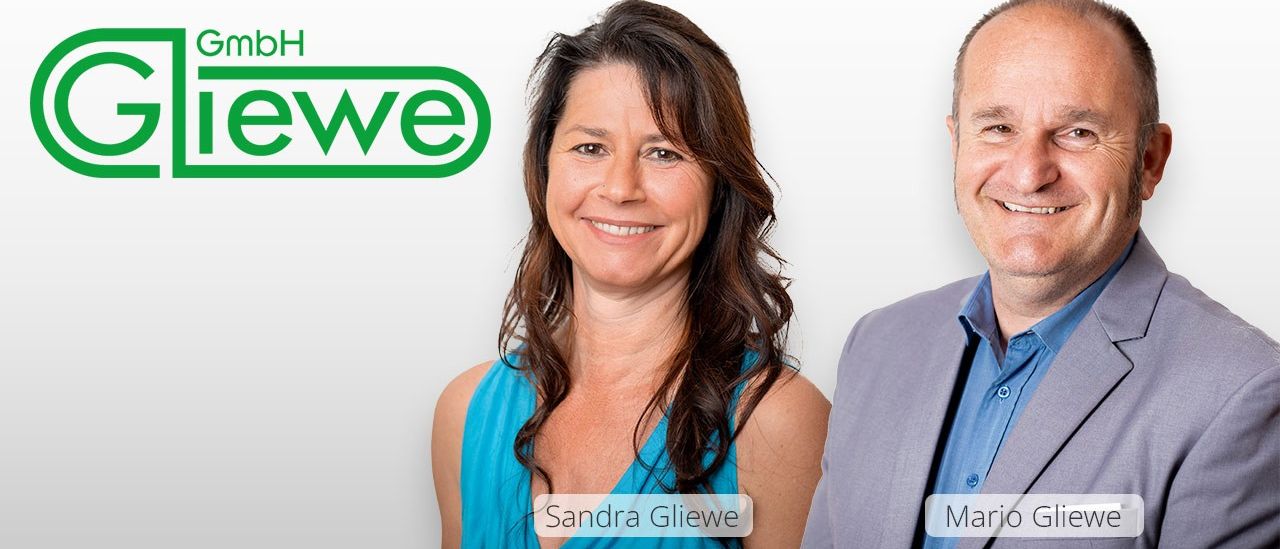 Zwei Personen, Sandra Gliewe und Mario, stehen lächelnd vor einem weißen Hintergrund mit dem 'wewe' Logo in Grün darüber.
