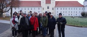 Bild enthält, College, Coat, Glove, Adult, Male, Man, Person, Female, Woman, Jacket