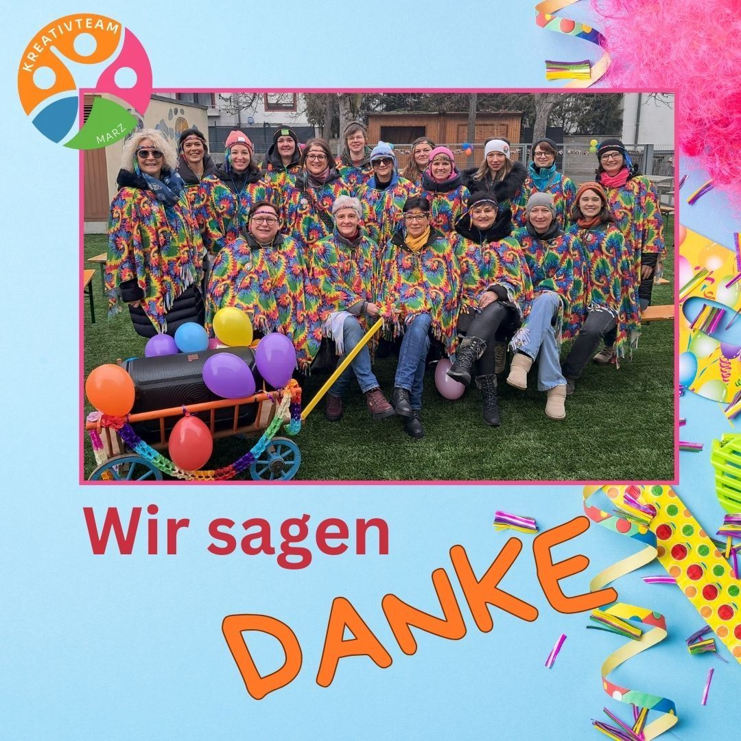Eine Gruppe von Menschen in Tie-Dye-Kostümen posiert für ein Foto auf einem Rasen. Sie lächeln und scheinen zu feiern. Bunte Luftballons sind an einem Wagen vor ihnen gebunden.