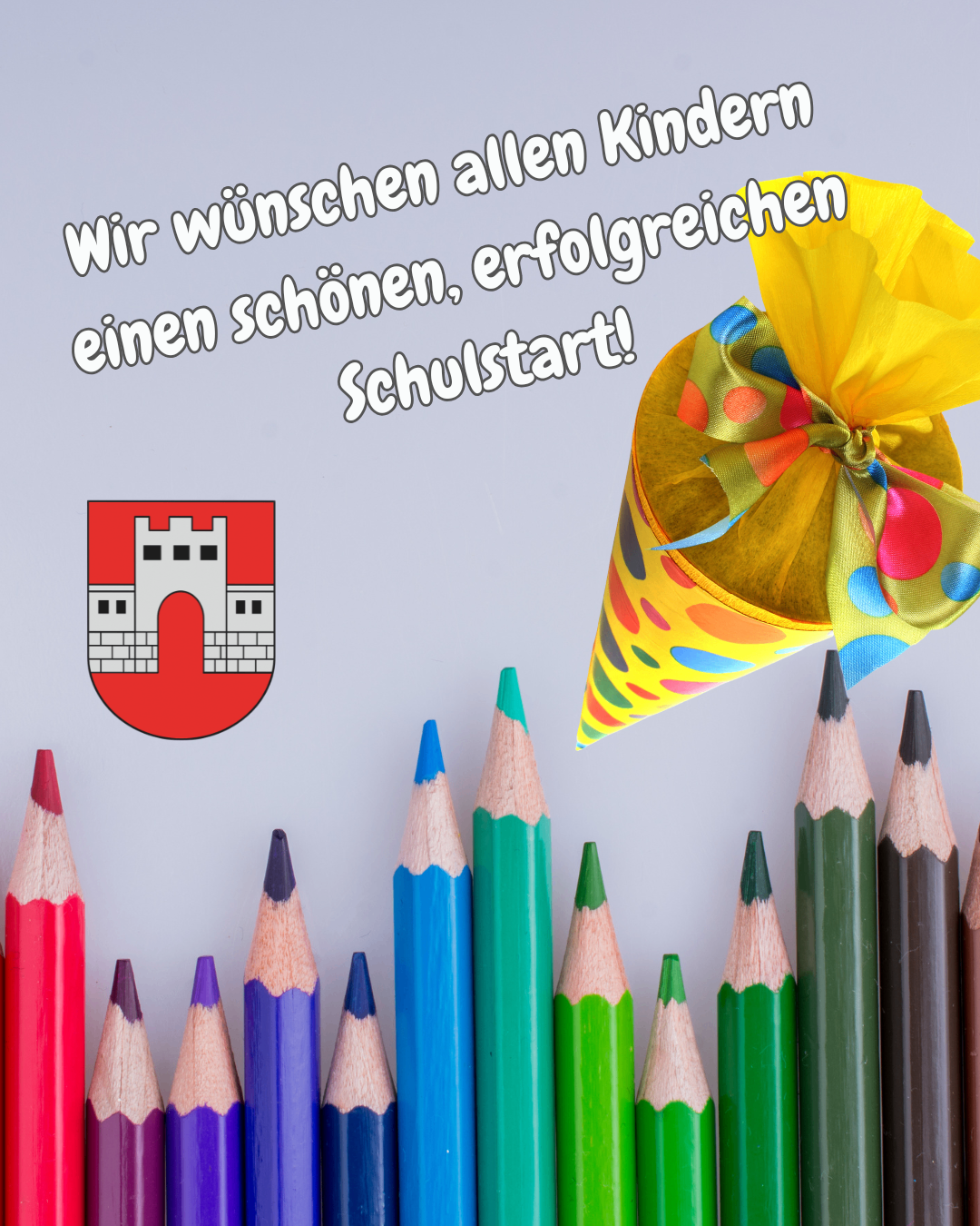 Eine Reihe farbiger Bleistifte mit einem bunten Geschenkkegel und einem Burglogo auf weißem Hintergrund. Der Text lautet 'Wir wünschen allen Kindern einen erfolgreichen Schulstart!'.