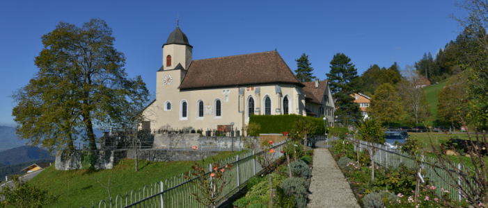Bild enthält, Path, Walkway, Building, Spire, Clock Tower, Grass, Garden, Outdoors, Tree, Fir