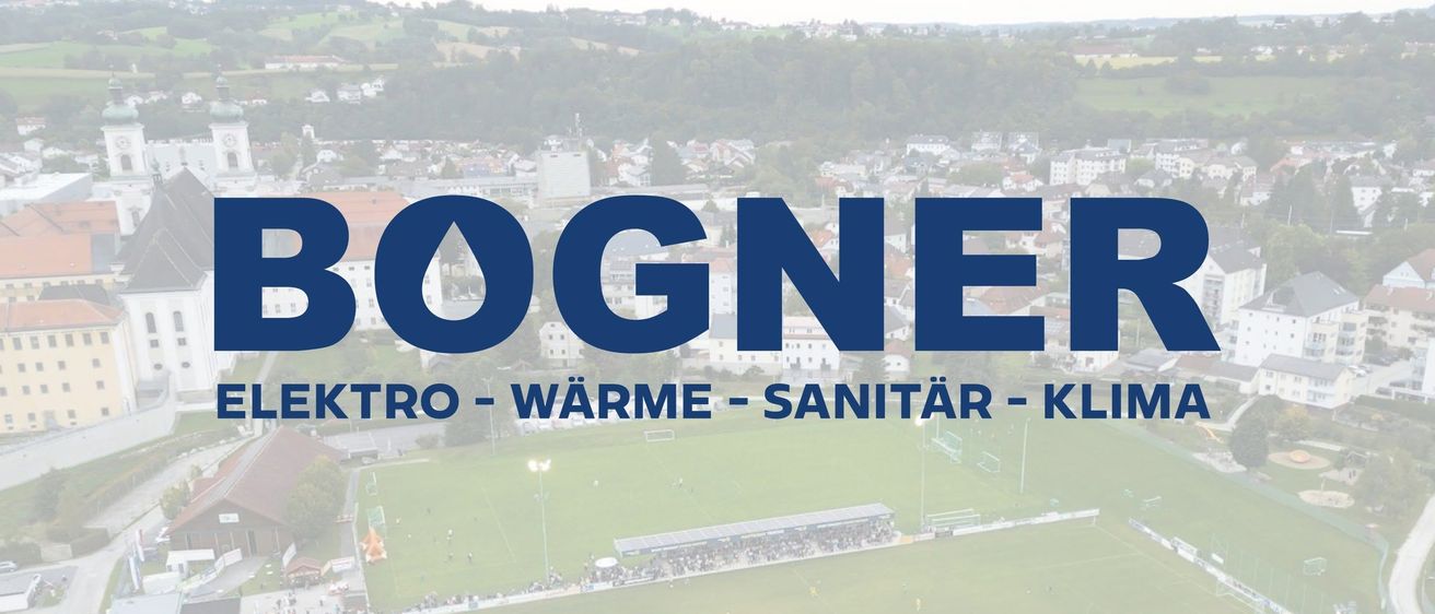 Blauer Text mit dem Wort OGN über einem Sportplatz. Es hat blaue Buchstaben und ein Wassertropfensymbol auf der linken Seite. Darunter stehen die Wörter 'RO - WÄRME - SANITÄR'. Auf der linken Seite sind Menschen, Straßenlaternen und Häuser.