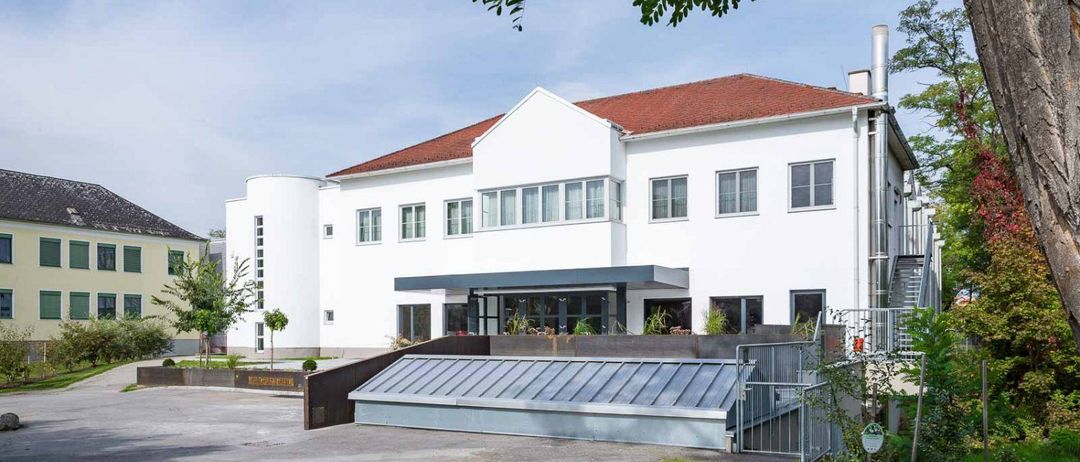 Bild enthält, Architecture, Building, House, Housing, Villa, Office Building, City, Grass, Plant, Outdoors