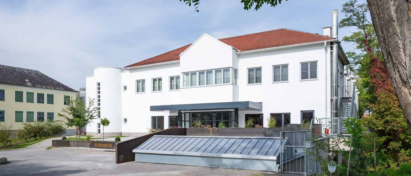 Bild enthält, Architecture, Building, House, Housing, Villa, Office Building, City, Grass, Plant, Outdoors