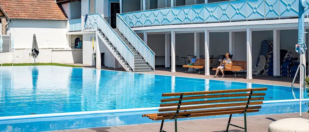 Bild enthält, Pool, Water, Bench, Hotel, Resort, Swimming Pool, Chair, Person, Villa, Outdoors