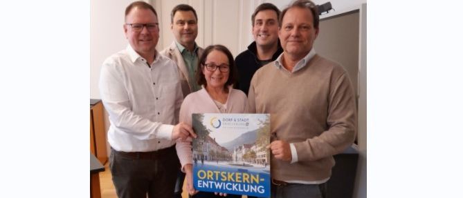 Bild enthält, People, Person, Adult, Female, Woman, Portrait, Shirt, Male, Man, Pants