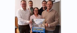 Bild enthält, People, Person, Adult, Female, Woman, Portrait, Shirt, Male, Man, Pants