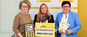 Bild enthält, Adult, Female, Person, Woman, Advertisement, Poster, Groupshot, Scarf, Coat, Smile