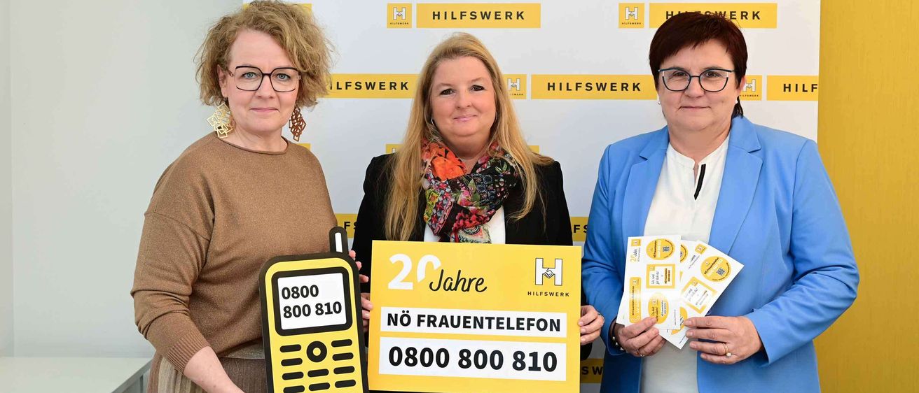 Bild enthält, Adult, Female, Person, Woman, Advertisement, Poster, Groupshot, Scarf, Coat, Smile