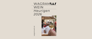 Ein Bild mit einer Hand, die ein Glas Weißwein hält, mit einer Menschenmenge im Hintergrund und einem Regenschirm. Der Text lautet 'Wagram Wein Heurigen 2026'.