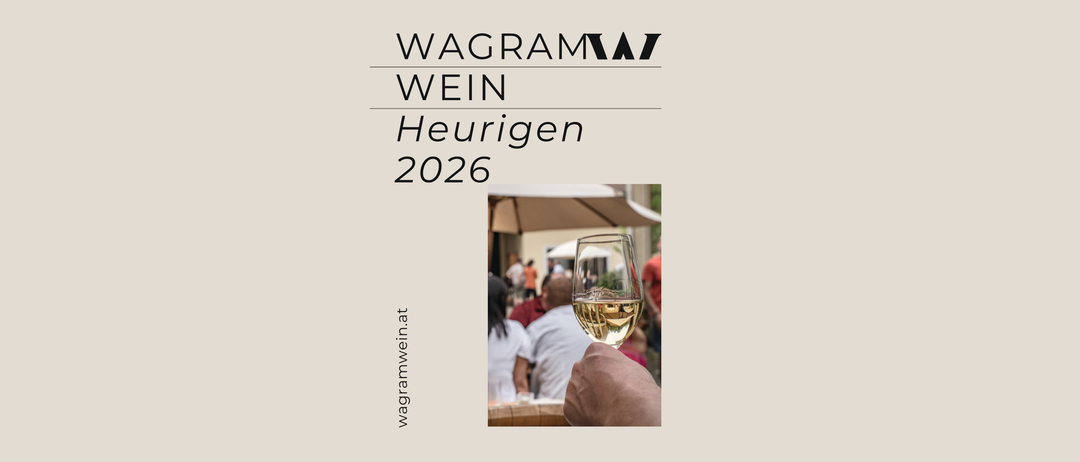 Ein Bild mit einer Hand, die ein Glas Weißwein hält, mit einer Menschenmenge im Hintergrund und einem Regenschirm. Der Text lautet 'Wagram Wein Heurigen 2026'.
