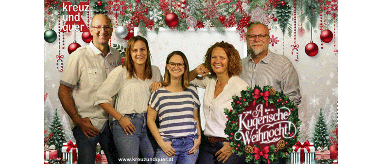 Eine Familie mit fünf Personen steht vor einem festlichen Weihnachtshintergrund. Zwei Männer und drei Frauen, lächelnd und posierend für ein Foto.