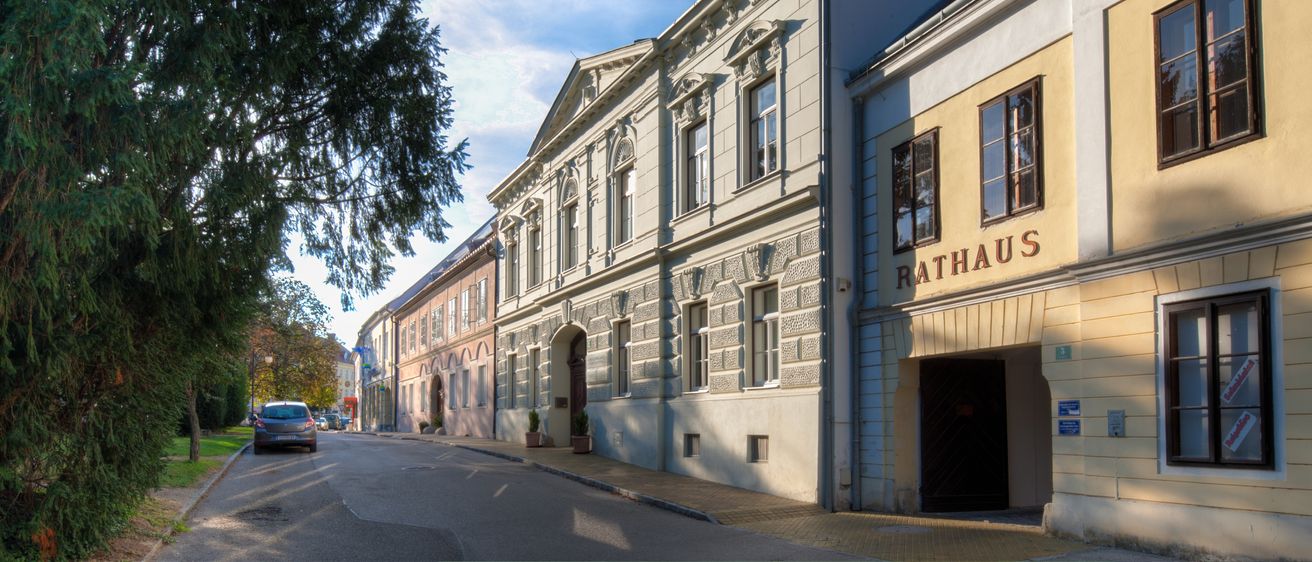 Bild enthält, City, Road, Street, Urban, Path, Building, Tarmac, Car, Neighborhood, Office Building