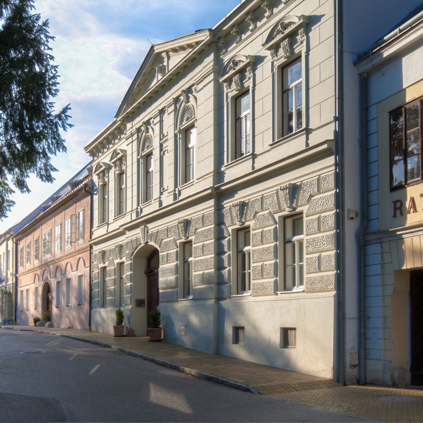 Bild enthält, City, Road, Street, Urban, Path, Building, Tarmac, Car, Neighborhood, Office Building