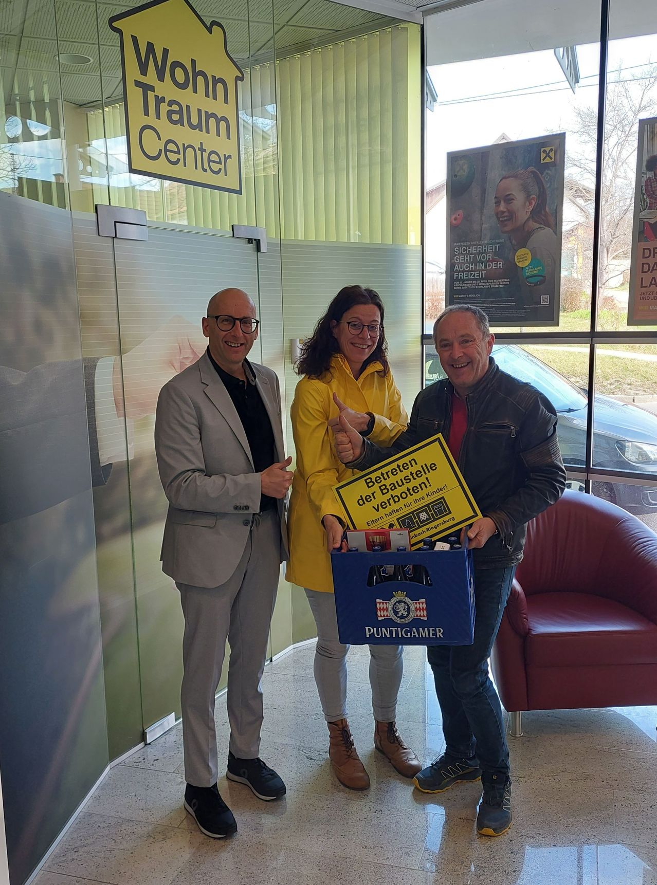 Bild enthält, Coat, Jacket, Pants, Blazer, Advertisement, Person, Portrait, Couch, Poster, Shoe