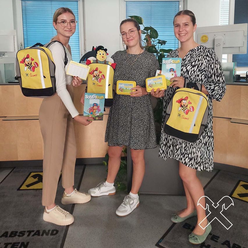 Bild enthält, Advertisement, Adult, Female, Person, Woman, Poster, Shoe, Shorts, Student, Tennis Racket