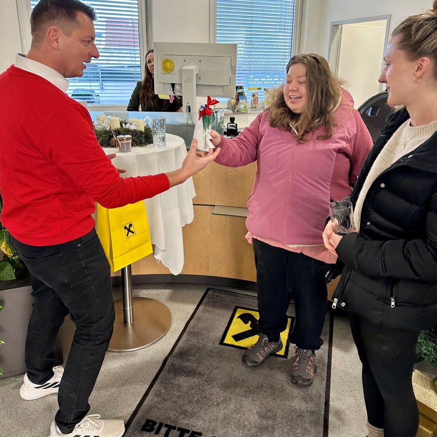 Bild enthält, Adult, Female, Person, Woman, Advertisement, Male, Man, Coat, Poster, Shoe