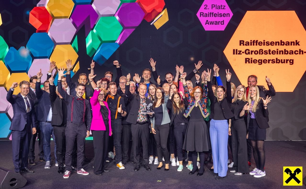 Bild enthält, Groupshot, Person, Adult, Male, Man, Female, Woman, Face, Happy, Jeans