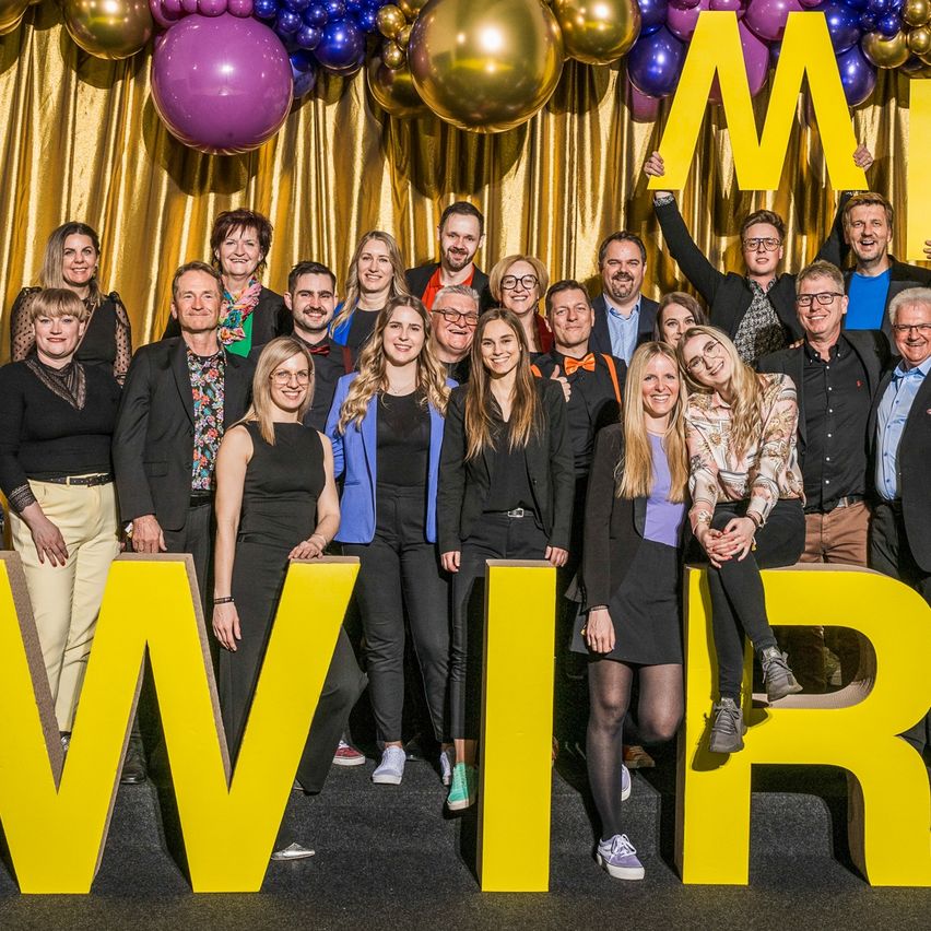 Bild enthält, People, Person, Balloon, Groupshot, Adult, Male, Man, Female, Woman, Coat