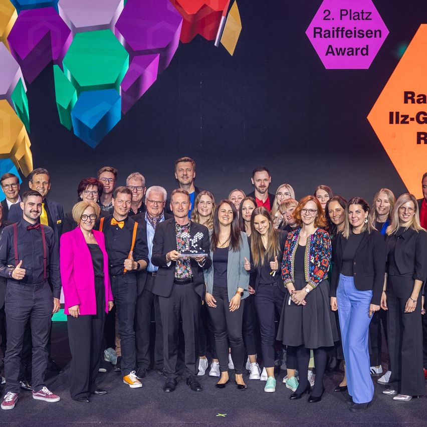 Bild enthält, Groupshot, Person, People, Skirt, Coat, Adult, Male, Man, Suit, Face