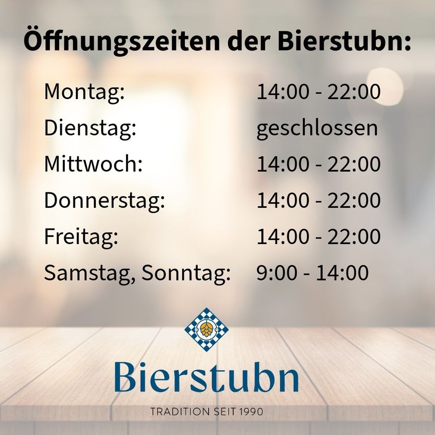 Ein Poster zeigt die Öffnungszeiten einer Bierstube. Montag bis Freitag, 14:00 - 22:00 Uhr. Dienstag geschlossen. Samstag und Sonntag, 9:00 - 14:00 Uhr. Das Poster hat ein Logo und die Worte 'TRADITION SEIT 1990'.