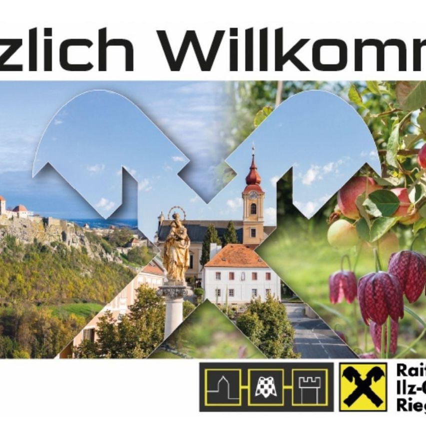 Ein Poster mit verschiedenen Bildern einer malerischen Landschaft, einer Kirche und einer Statue einer Frau, mit dem Text 'Sehr herzlich willkommen' oben. Unten sind Logos für Raiffeisen, Ill-Gebiet und Rieger.