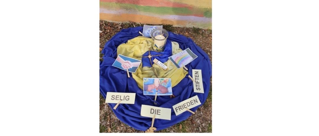 Plakat mit deutschem Text, beinhaltet ein Zitat und ein Friedensgebet sowie Details für eine Gebetsveranstaltung am 24. April um 17 Uhr in der Familienkapelle Fraxern.
