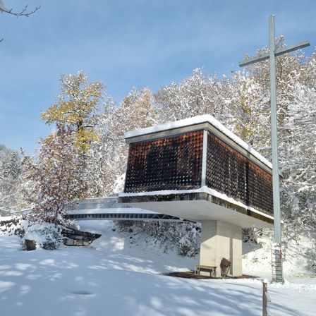Bild enthält, Outdoors, Shelter, Nature, Ice, Fir, Tree, Weather, Cross, Snow, Winter