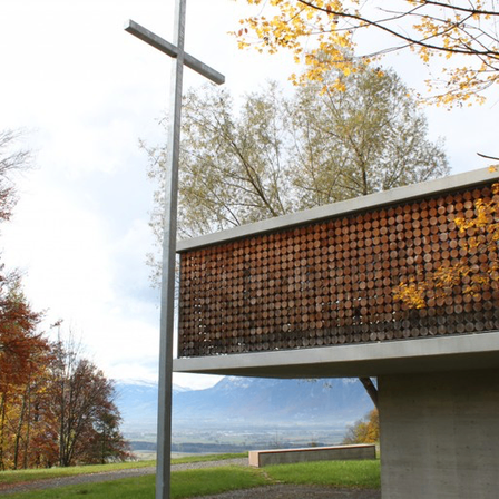 Bild enthält, City, Cross, Symbol, Tree, Graveyard, Outdoors, Building, Nature, Road, Utility Pole