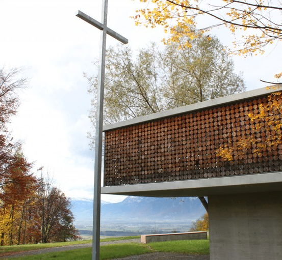 Bild enthält, City, Cross, Symbol, Tree, Graveyard, Outdoors, Building, Nature, Road, Utility Pole