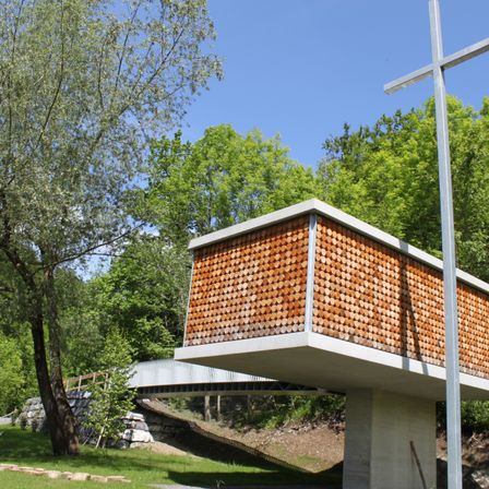 Bild enthält, Cross, Symbol, Architecture, Building, Outdoors, Shelter, Plant, Tree, Graveyard, Nature