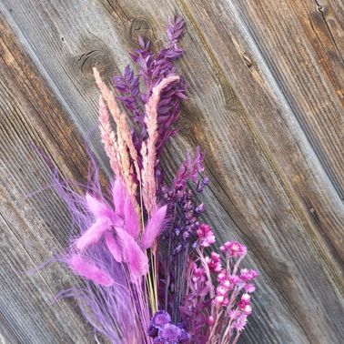 Bild enthält, Purple, Flower, Plant, Lavender, Flower Arrangement, Wood, Flower Bouquet, Petal